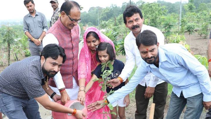 मुख्यमंत्री श्री चौहान ने लगाए बरगद, करंज और अमरूद के पौधे